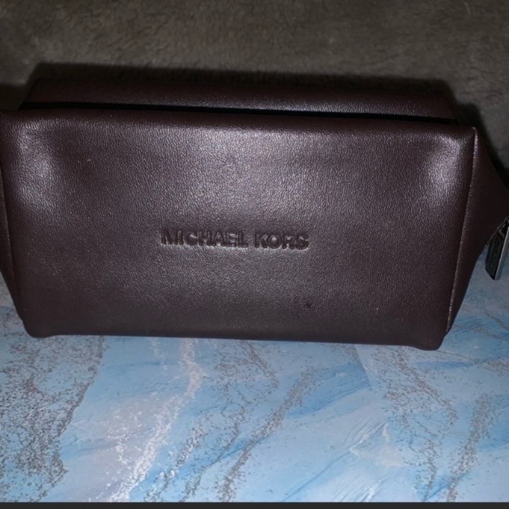 Michael Kors Multi use zip up case 👓 💵 💄